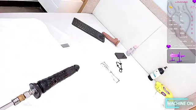 bounce_katty: διαδικτυακό σόου στην κάμερα