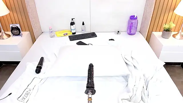 bounce_katty: διαδικτυακό σόου στην κάμερα