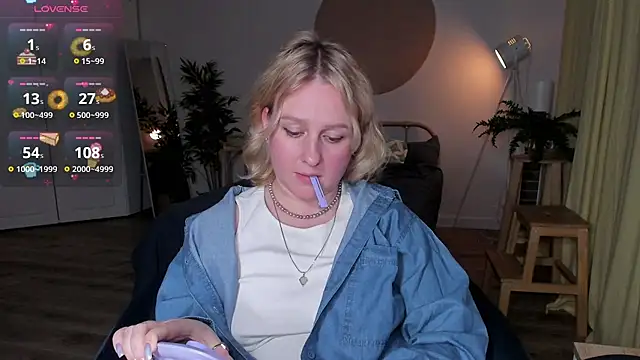 Lazy_Lady Show in webcam