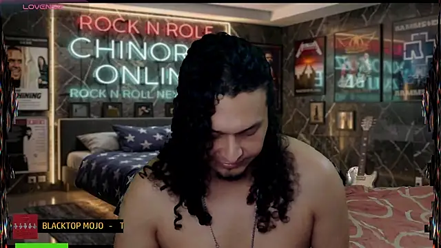 chino_roz Show in webcam