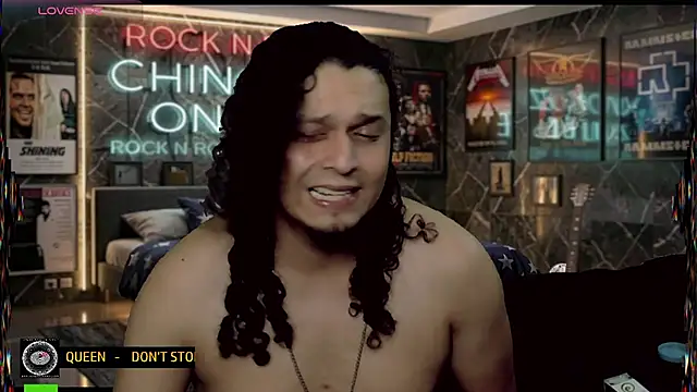 chino_roz Show in webcam