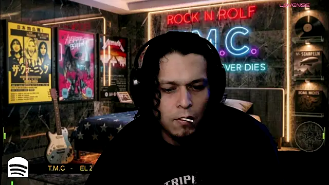 chino_roz Show in webcam