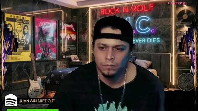 chino_roz Show in webcam