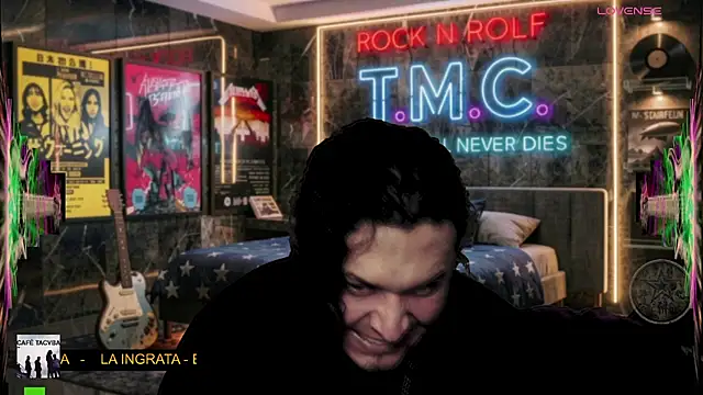 chino_roz Show in webcam