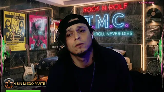 chino_roz Show in webcam