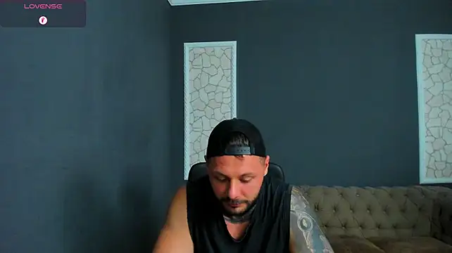 Show modela BrianHunts na web-kameri