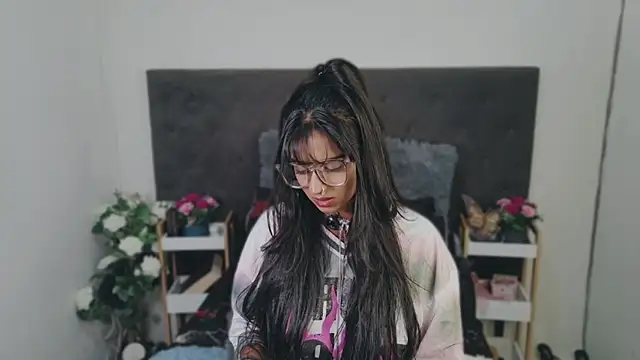 Delilah_Blazee লাইভ XXX চ্যাট