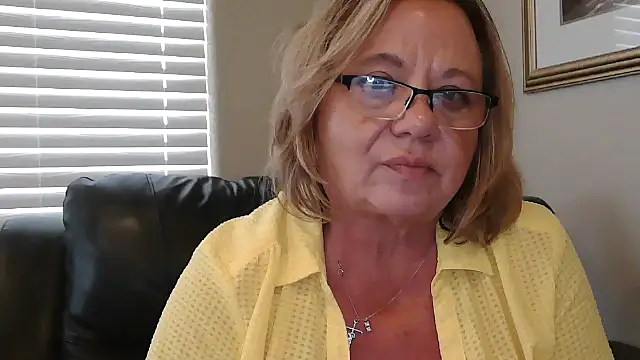 BustyAnnie Show in webcam