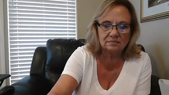 BustyAnnie Show in webcam