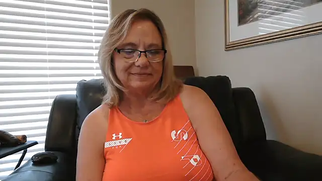 BustyAnnie Show in webcam