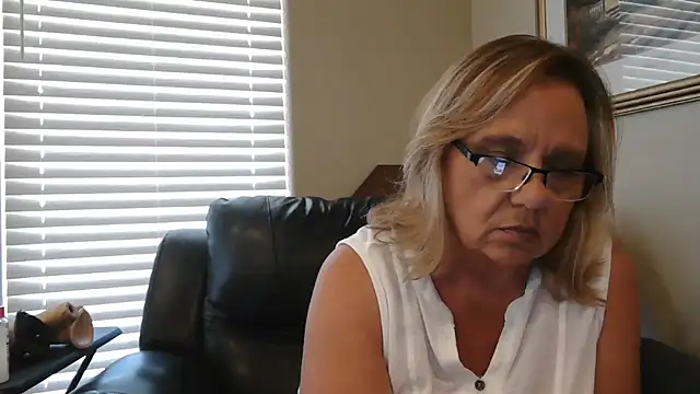 BustyAnnie Show in webcam