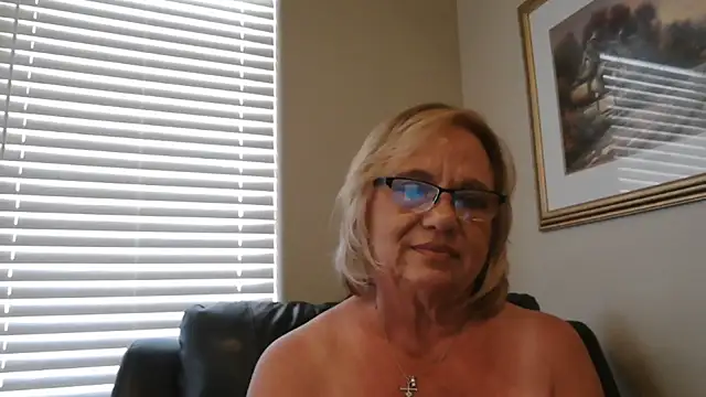BustyAnnie's Live XXX Chat