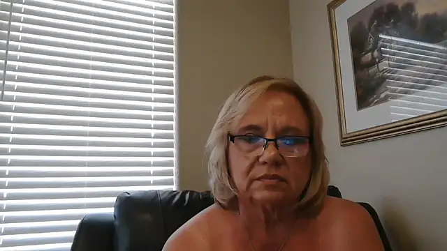 BustyAnnie Show in webcam