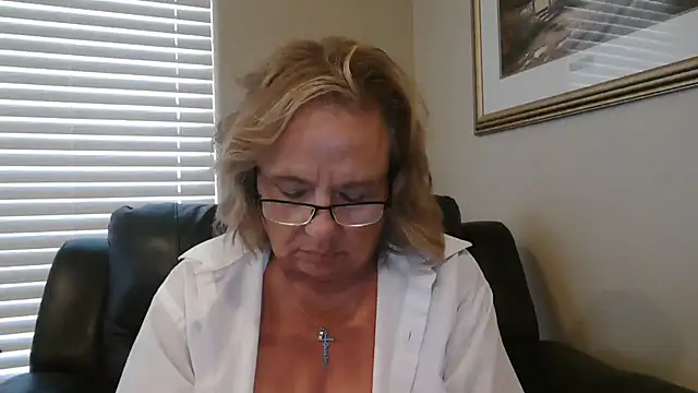 BustyAnnie   网络视讯表演