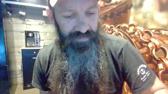 הופעת וובקאם של sit-on-my-beard