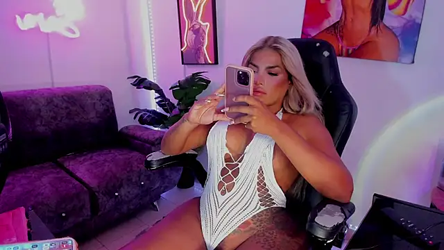 xLatinahotx Show in webcam