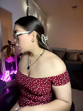Im_sophiie Show in webcam