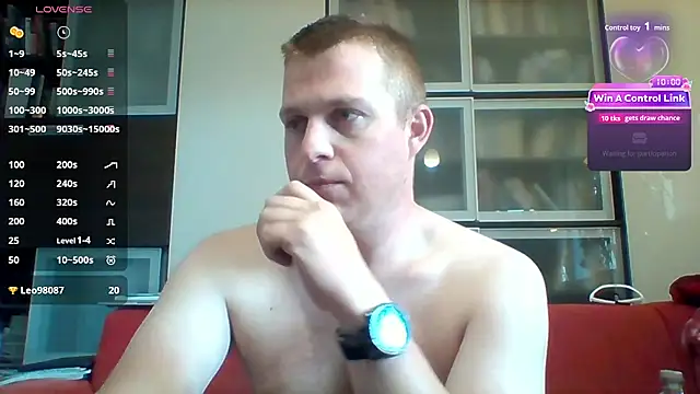 Matttthees: διαδικτυακό σόου στην κάμερα