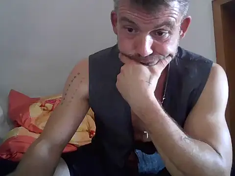 Cambitchboy: διαδικτυακό σόου στην κάμερα