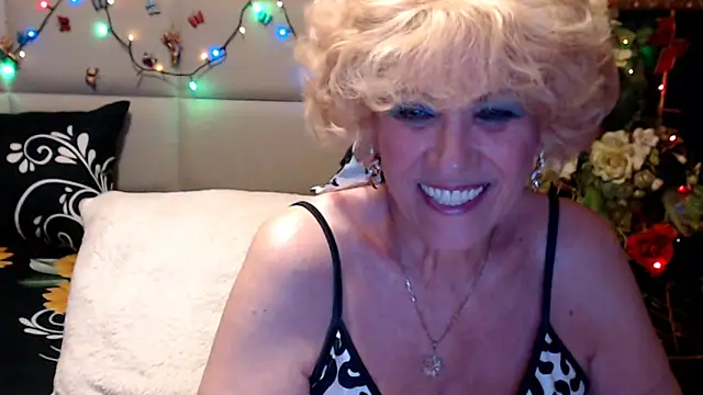 HappyWomanOn webcam show