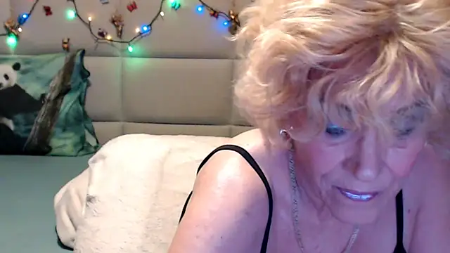 HappyWomanOn Show Webcam