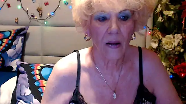 HappyWomanOn Show in webcam