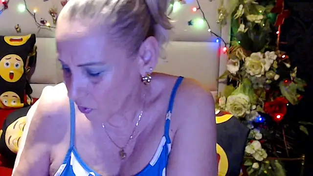 HappyWomanOn's Webcam Show