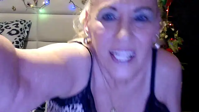 HappyWomanOn's Live XXX Chat