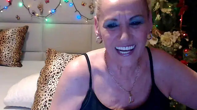 HappyWomanOn Show in webcam