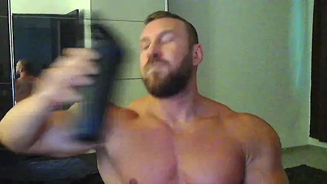 Show modela muscularkevin na web-kameri