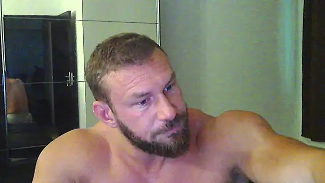 Show modela muscularkevin na web-kameri