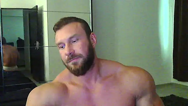 Show modela muscularkevin na web-kameri