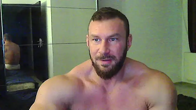 Show modela muscularkevin na web-kameri