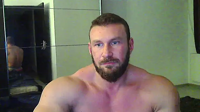 Show modela muscularkevin na web-kameri