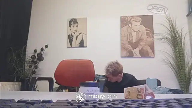 der_dino30: διαδικτυακό σόου στην κάμερα