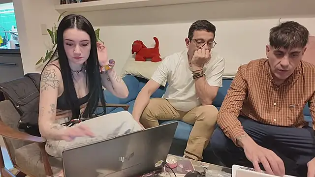 Elnonoykeila77 webcam show