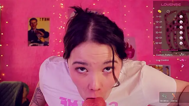 Chery_Lady22: διαδικτυακό σόου στην κάμερα