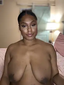 CandyLuxxxx: διαδικτυακό σόου στην κάμερα