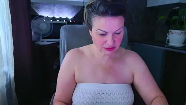 Chatroom XXX en direct de MishaMILF