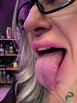 Pokazy przed kamerką – Little_Naughty30