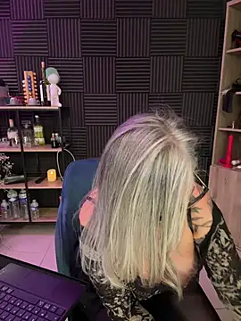 Little_Naughty30: διαδικτυακό σόου στην κάμερα