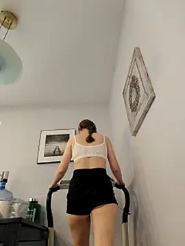 Happy_Gym_Year: διαδικτυακό σόου στην κάμερα