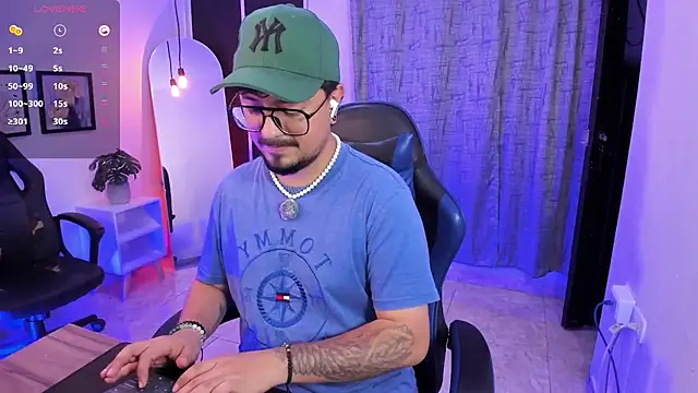 Show modela DaviidEvans_ na web-kameri
