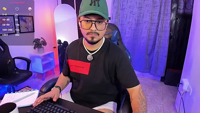 Show modela DaviidEvans_ na web-kameri