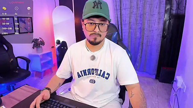 Show modela DaviidEvans_ na web-kameri