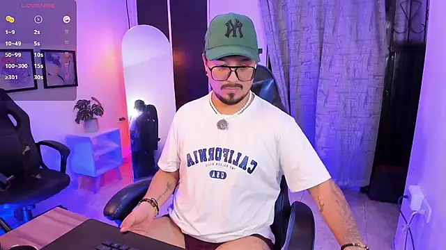 Show modela DaviidEvans_ na web-kameri