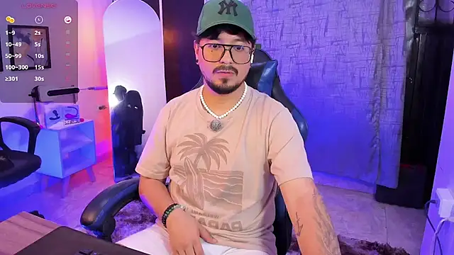 Show modela DaviidEvans_ na web-kameri