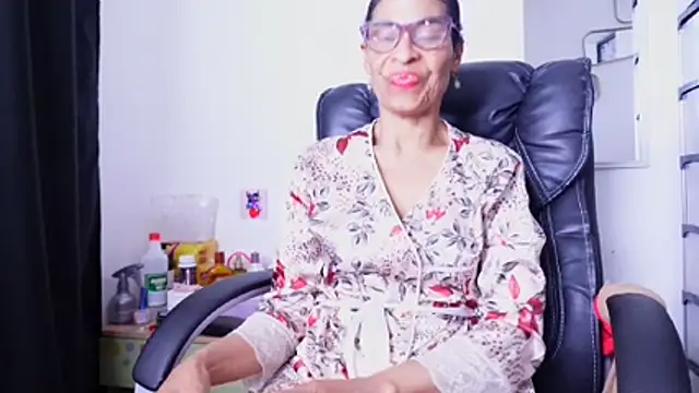 Aries_Mature Show in webcam