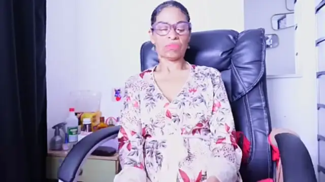 Aries_Mature Show in webcam
