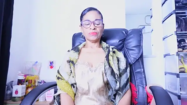 Show modela Aries_Mature na web-kameri